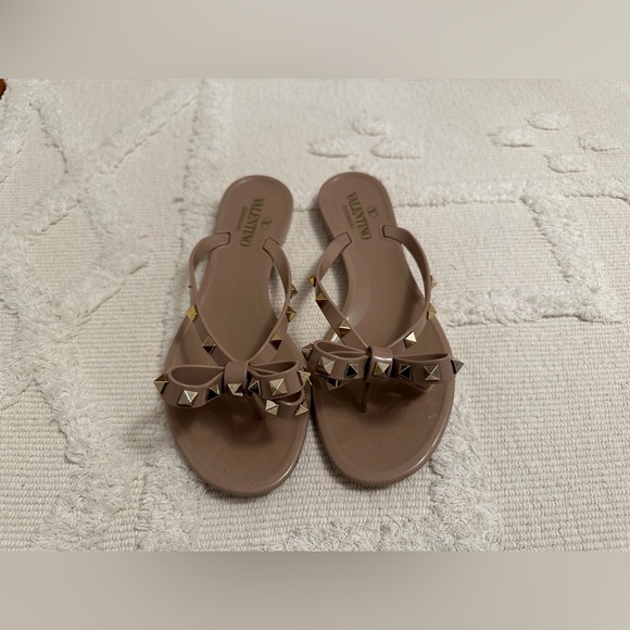 VALENTINO: RUBBER ROCKSTUD THONG - Picture 7 of 9